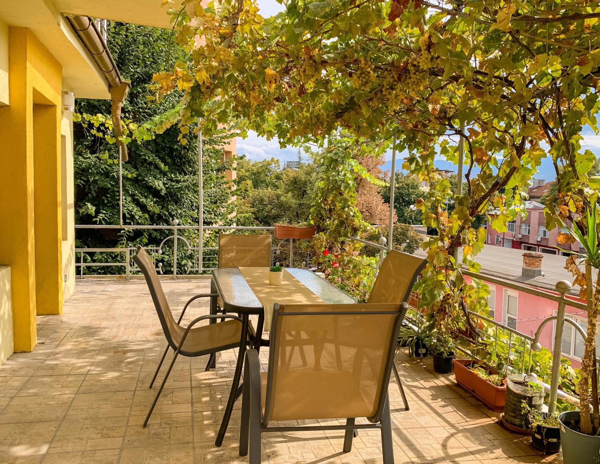 2-Bedroom Flat - Sunny Balcony Plovdiv Buitenkant foto